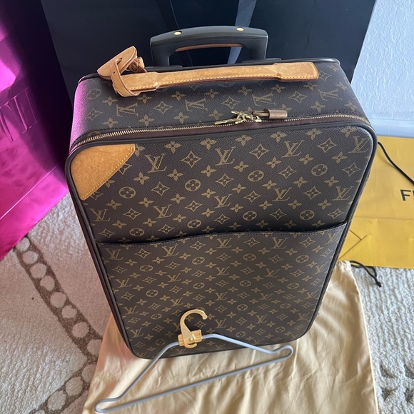Authentic Louis Vuitton carry on monogram - Picture 9 of 16